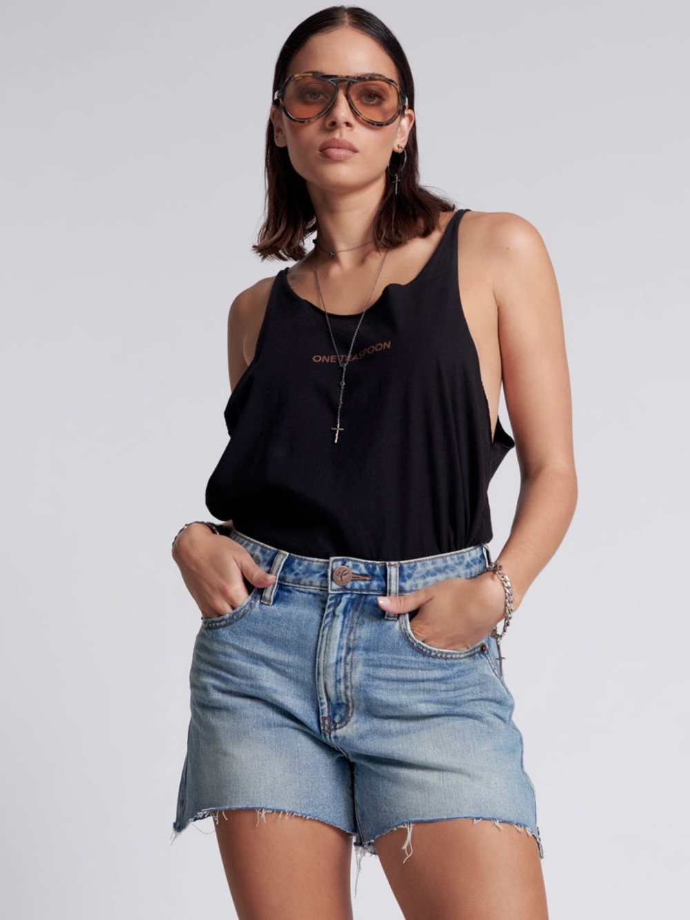 One Teaspoon Legends High Waist Mom Fit Denim Shorts
Cutoff
Distressed
Boho
27